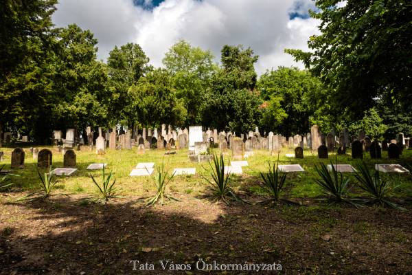 Védetté nyilvánították a tatai zsidó temető három síremlékét