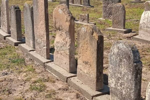 Befejeződött a rajkai zsidó temető helyreállítása a Mazsihisz szervezésében