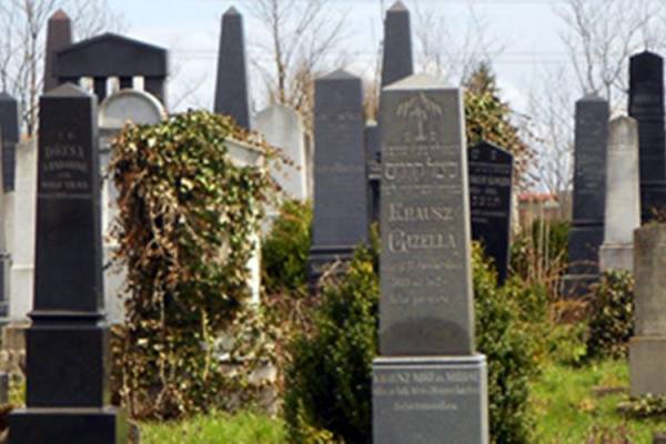 Folytatódott a sírkő-helyreállítás a barcsi izraelita temetőben