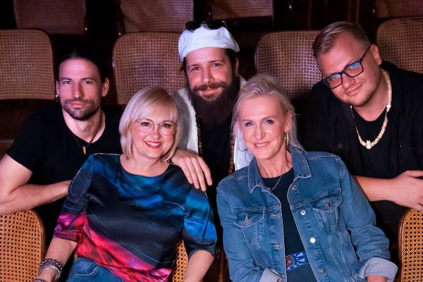 Mindent a rímhányó Romhányiról, avagy turnéra indul Az aduász