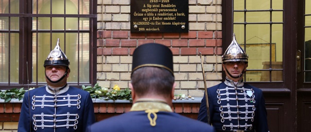 Emléktábla Mohácsi Zsigmond, a Síp utcai rendőrőrs néhai alezredese tiszteletére