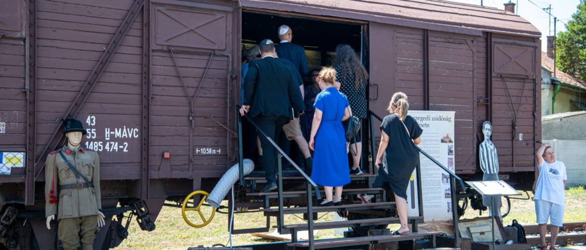 Szeged: Egy hétig emlékeztet a holokauszt borzalmaira a Rókusi pályaudvaron látható vagonkiállítás