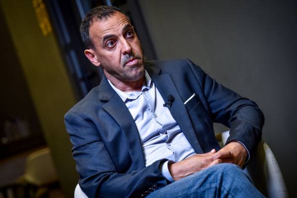 Remény a sötétség mélyén – Eli Sharabi: Túsz című visszaemlékezésének ajánlója