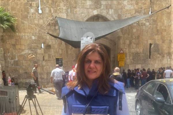 Lelőtték Ciszjordániában az al-Dzsazíra hírtelevízió egyik ismert tudósítóját