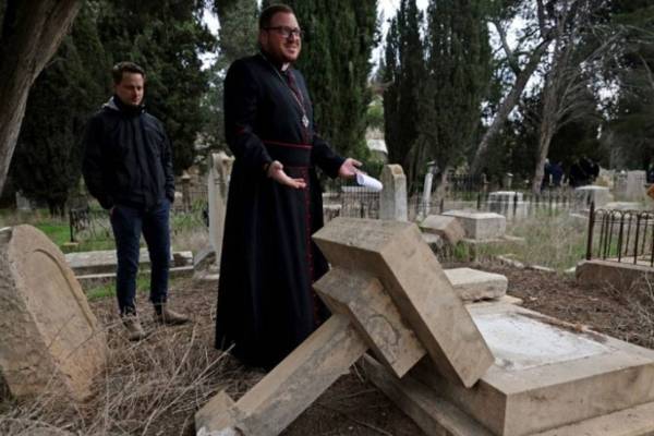 Elfogták a jeruzsálemi keresztény temető tizenéves zsidó sírrongálóit
