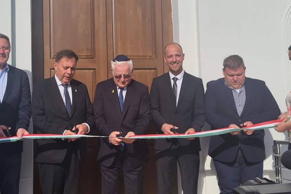 Átadták a felújított zsinagógát Jászapátiban