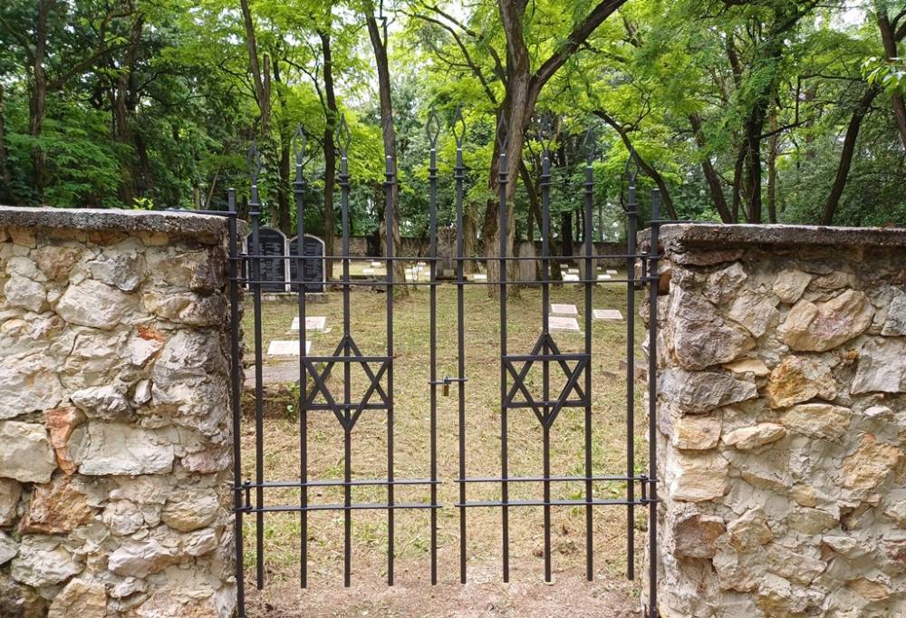 A felsőgallai zsidó temetőt felvették a Tatabányai Értéktárba | Mazsihisz