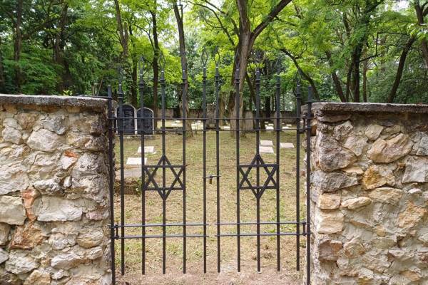 A felsőgallai zsidó temetőt felvették a Tatabányai Értéktárba