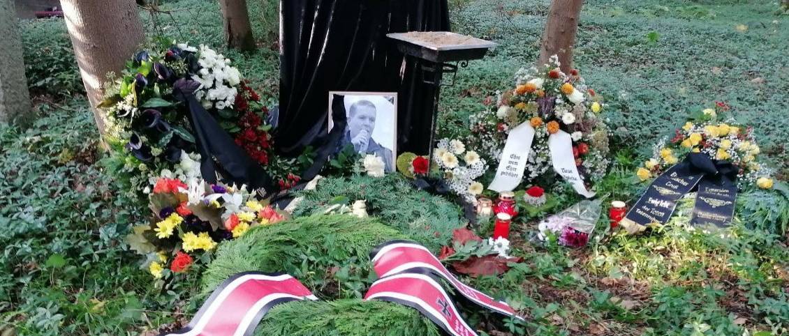 Abszurd temetés: egy zsidó tudós sírjába temették az ismert neonácit