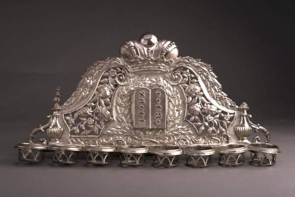 Menórák a Zsidó Múzeum gyűjteményéből