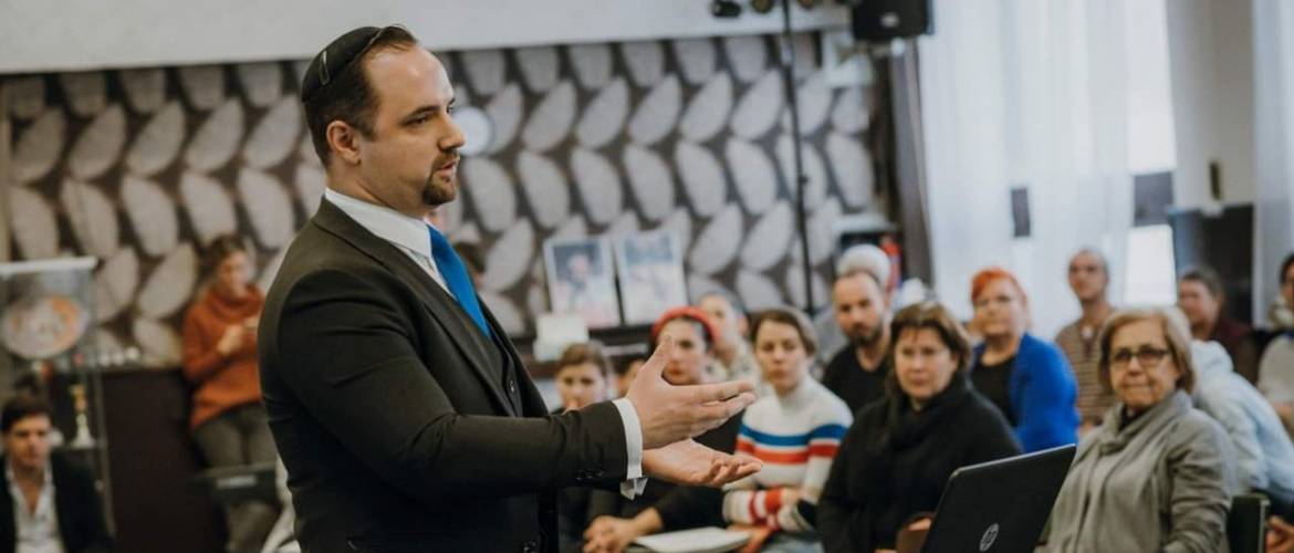 Szeged: Rabbi is segíti a Hegedűs a háztetőn próbafolyamatát, hogy minél hitelesebb legyen az előadás