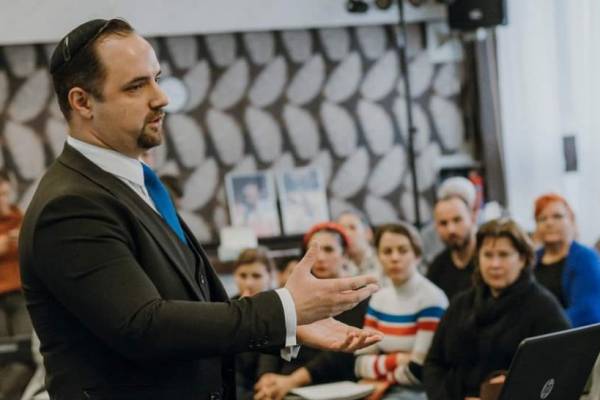 Szeged: Rabbi is segíti a Hegedűs a háztetőn próbafolyamatát, hogy minél hitelesebb legyen az előadás