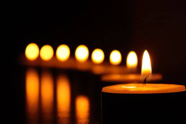 Gyertyagyújtás Sidney áldozatainak emlékére a Cipőknél ma este 6-kor