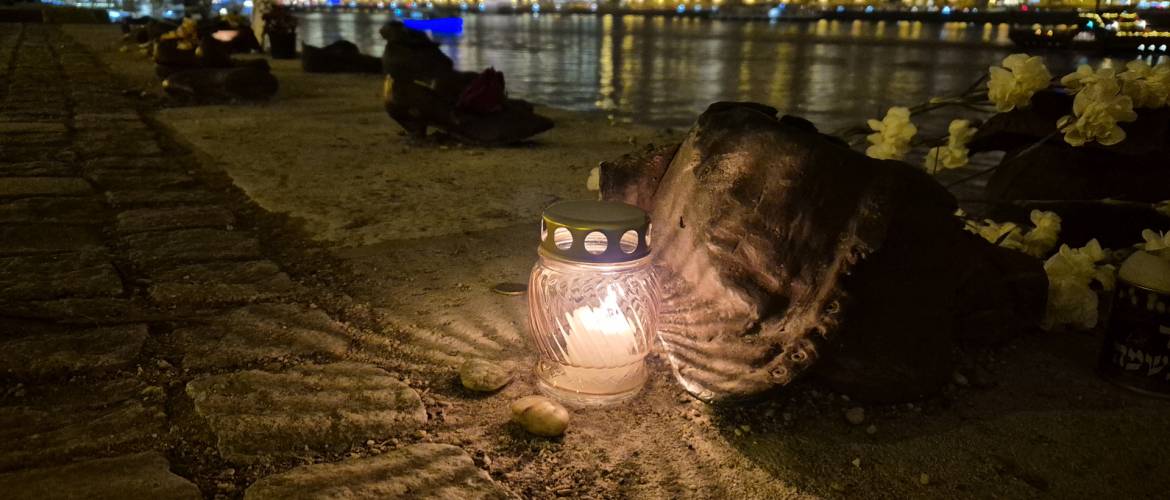 Sidney áldozatainak emlékére gyújtottak gyertyát a Cipők emlékművénél