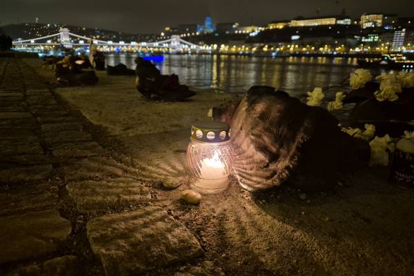 Sidney áldozatainak emlékére gyújtottak gyertyát a Cipők emlékművénél