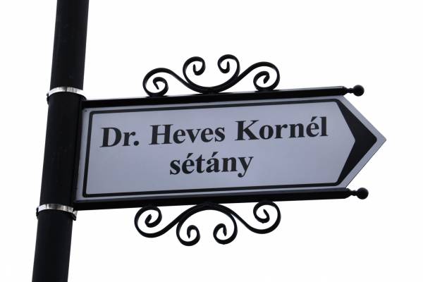 „Dicsőség szent nevednek, Adonáj” – Sétányt neveztek el dr. Heves Kornélról Szolnokon