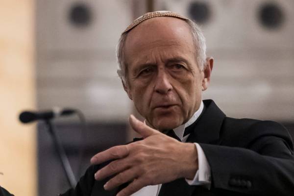 „Most segíteni kell” – üzenetértékű vendégszereplésre utazik Izraelbe Fischer Iván