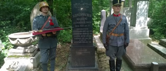 Teljes katonai tiszteletadás mellett felavatták nemes krupieci Bauer Gyula tábornok sírkövét
