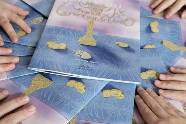 Hanukai ajándék a Scheiber diákjainak