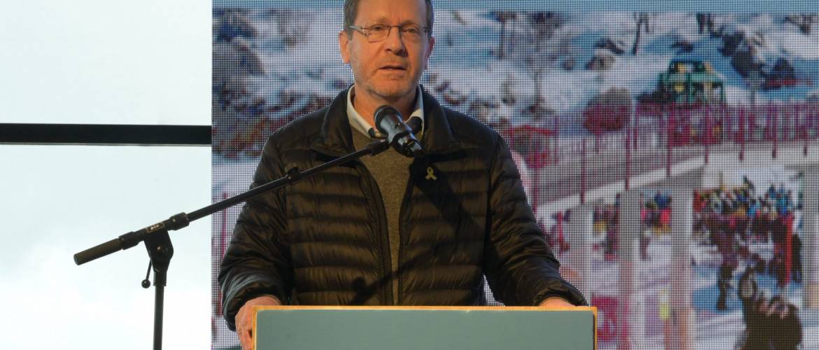 Jichák Hercog: Izrael
népe veletek van, érezzük a fájdalmatokat, osztozunk a döbbenetetekben