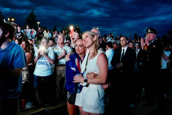 Megemlékezést tartottak Sydneyben a Bondi Beach-i terrortámadás áldozataiért