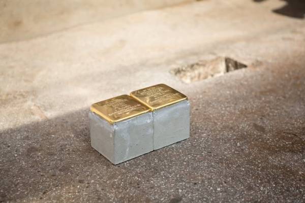 2025-ben összesen 121 botlatókövet helyezett el 59 helyszínen a Mazsike