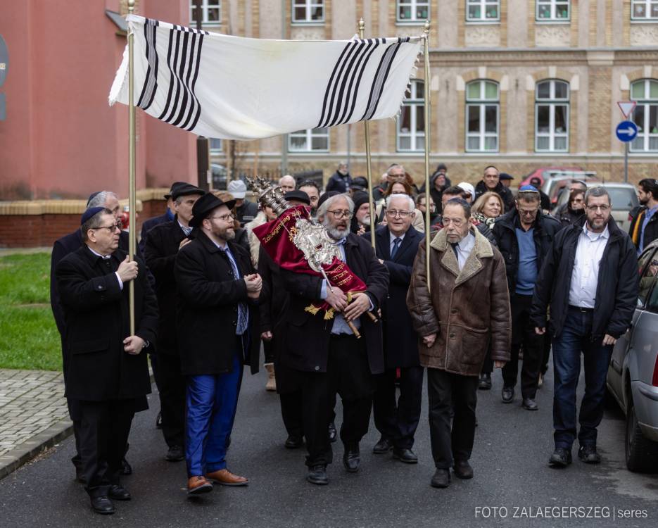 Kivételes alkalom: Tórát avatott a Zalaegerszegi Zsidó Hitközség | Mazsihisz