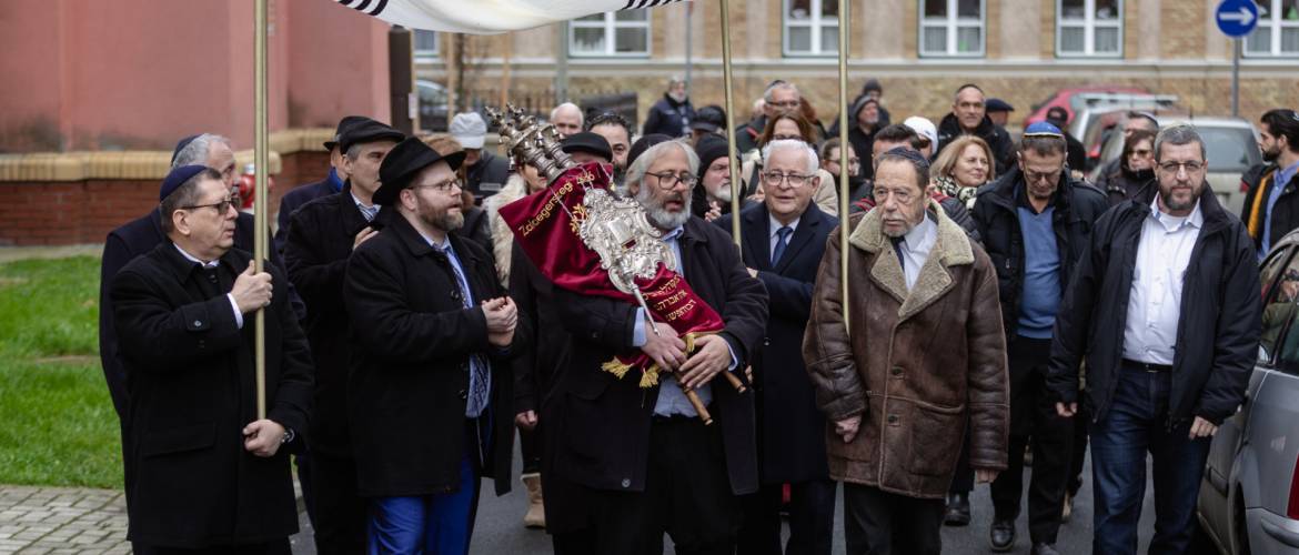 Kivételes alkalom: Tórát avatott a Zalaegerszegi Zsidó Hitközség