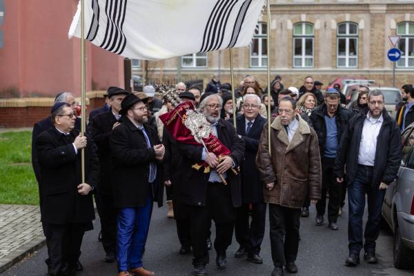 Kivételes alkalom: Tórát avatott a Zalaegerszegi Zsidó Hitközség