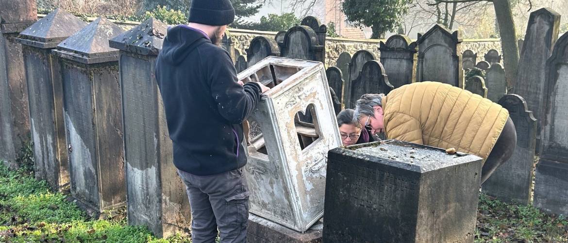 A Mazsihisz támogatásával restaurálják a tatai zsidó temető kerámia síremlékeit