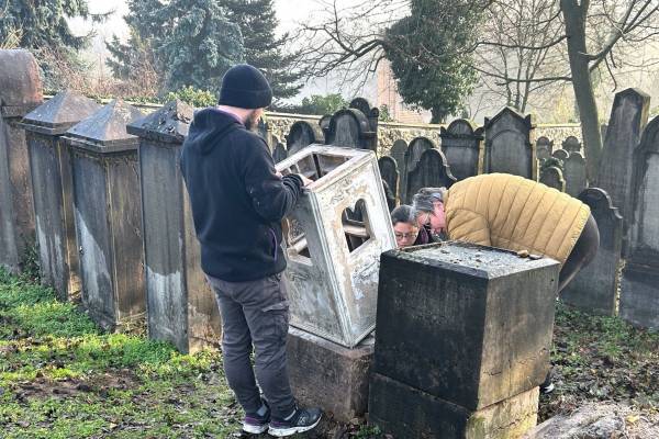 A Mazsihisz támogatásával restaurálják a tatai zsidó temető kerámia síremlékeit