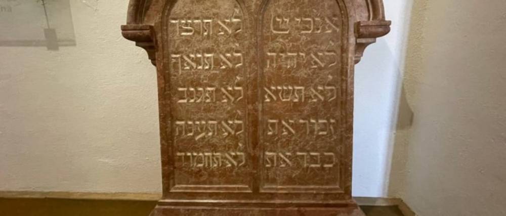 Határon túl: Tízparancsolat a rozsnyói zsinagógából | Mazsihisz