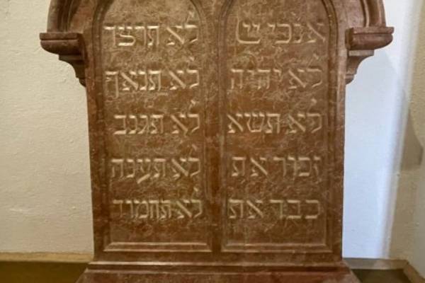Határon túl: Tízparancsolat a rozsnyói zsinagógából
