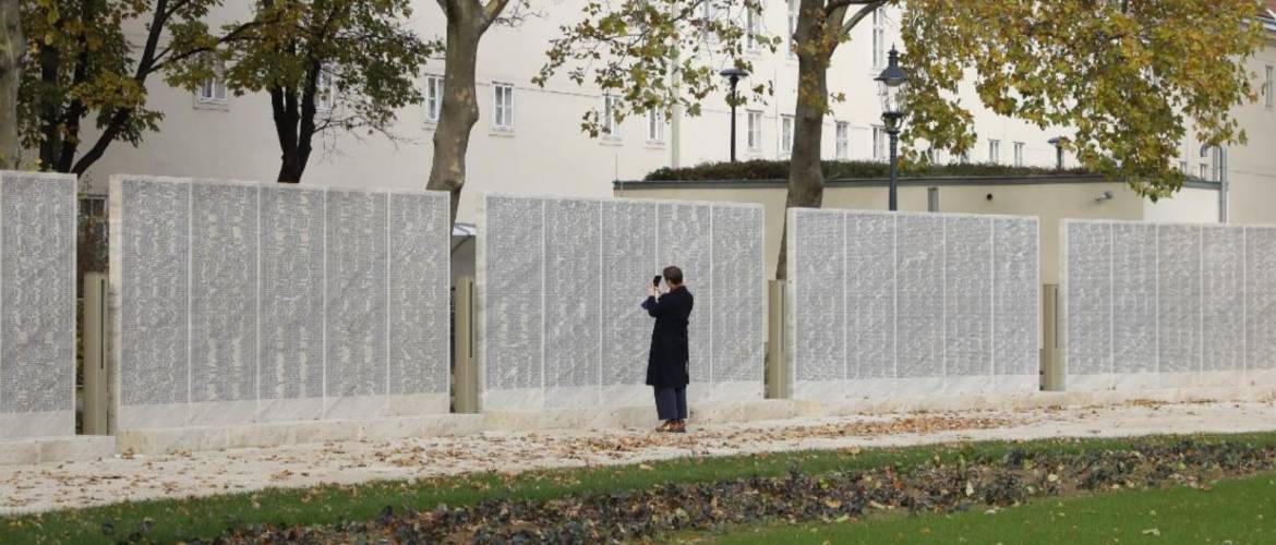 Bécs: felavatták a több mint 64 ezer osztrák zsidó áldozat nevét viselő emlékfalat