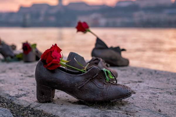 We remember – Emlékezzünk közösen a Cipők a Duna-parton emlékműnél