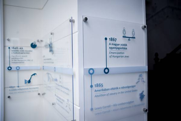Történelem és művészet egy installációban az Erzsébetvárosi Zsidó Történeti Tárban