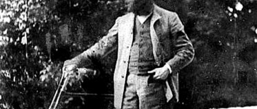 Herzl Tivadar miniszobra tűnt fel, szülőháza a Dohány utcai zsinagóga szomszédságában