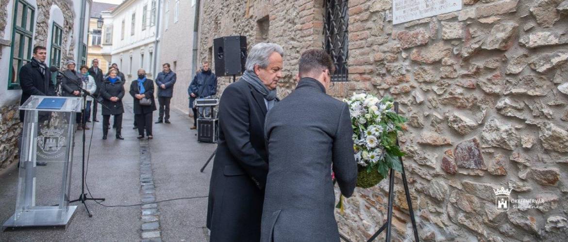 100 éve hunyt el Goldziher Ignác – emléktáblája előtt tisztelegtek szülővárosában Székesfehérváron