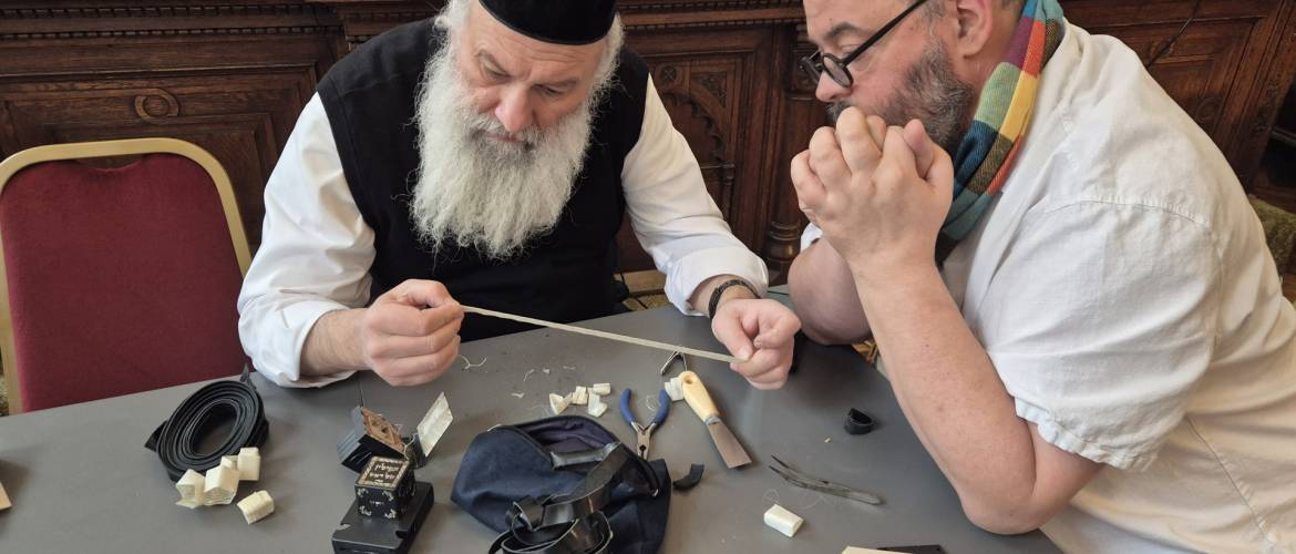 Új és fontos szolgáltatás a rabbiságon: szakértő ellenőrzi a tfilineket  jelképes összegért