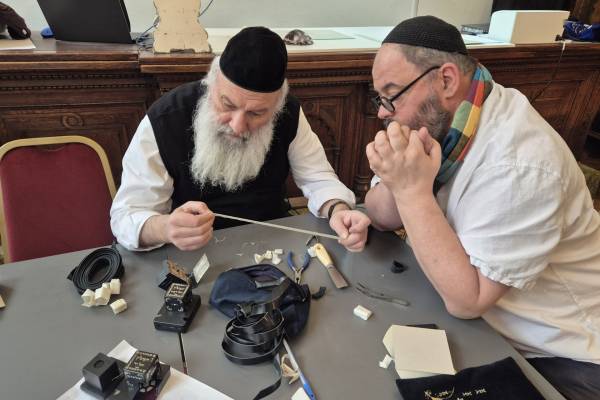 Új és fontos szolgáltatás a rabbiságon: szakértő ellenőrzi a tfilineket  jelképes összegért