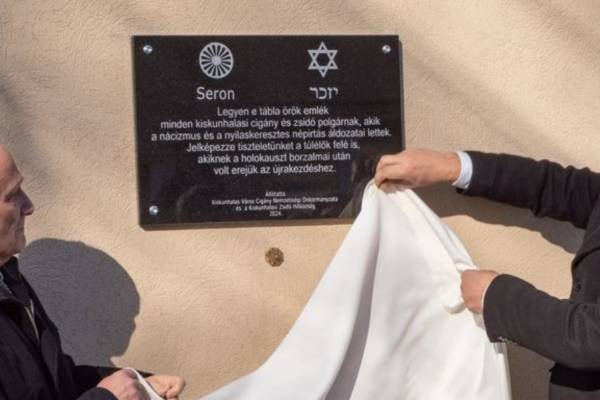 Közös emléktáblát állítottak a holokauszt zsidó és cigány áldozatainak Kiskunhalason