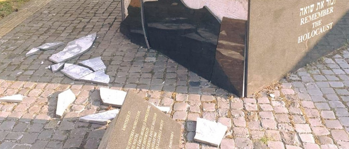Határon túl: Ismeretlen tettesek megrongálták a marosvásárhelyi holokauszt emlékművet