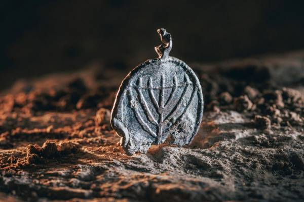 Ritka lelet: Hétágú menóra egy bizánci kori medálon Jeruzsálem szívéből