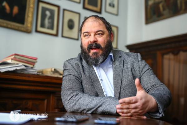 Radnóti rabbi: „Női fegyver” – avagy vétek-e egy női nadrág vagy egy puska?