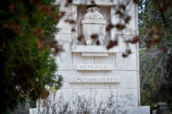 Meghívó: Kegyeleti megemlékezés és emlékműavatás katonai tiszteletadással