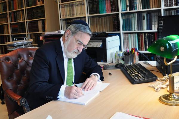 Jonathan Sacks rabbi a tórai szöveg vizsgálatáról