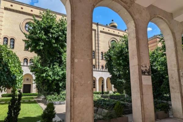 Ajánlattételi felhívás – Dohány utcai árkádsor pilléreinek statikai megerősítése és kőburkolat-felújítás