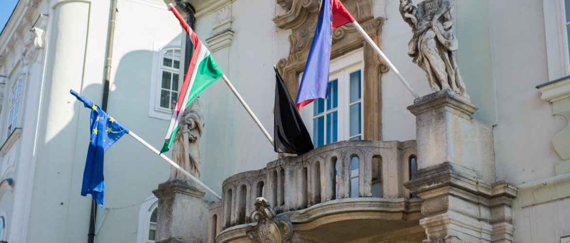Fekete zászló a székesfehérvári városházán az áldozatok emlékére