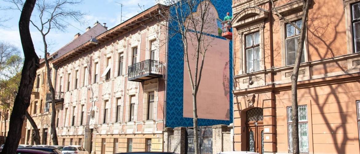 Szeged: A zsinagóga egyik díszes ablakának mintáit festik egy tűzfalra