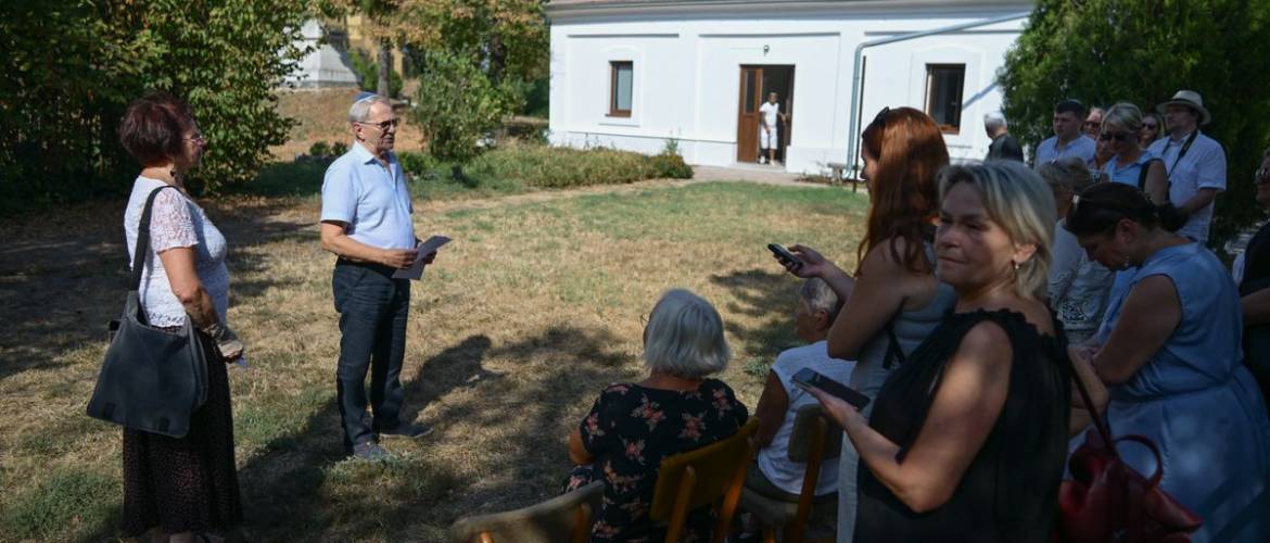 Fogadóteret alakítottak ki a szegedi zsidó temetőben